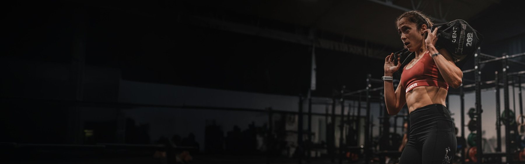 Atleta entrenando en gimnasio